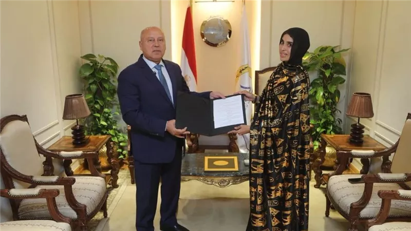 تقديرًا لموقفها الوطني المشرف.. وزير النقل يكرم مصورة واقعة رشق قطار أسوان