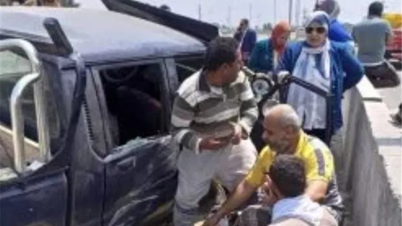 5 ضحايا في حادث تصادم سيارتين بالبحيرة.. ورفع آثار الحادث من الطريق الصحراوي