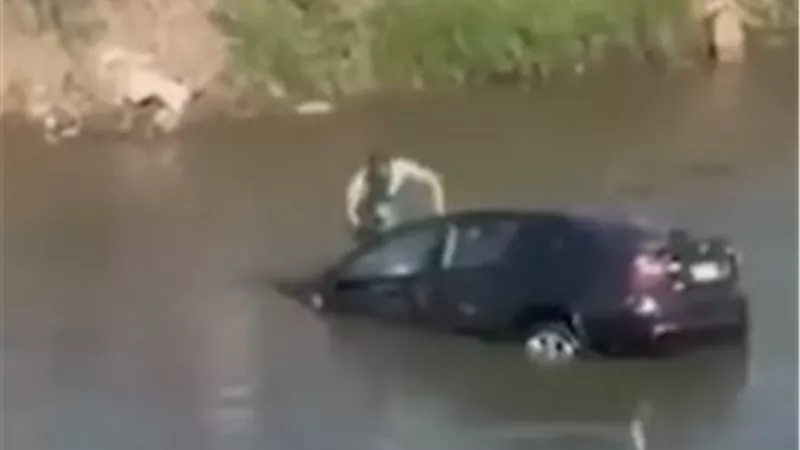 منقذ أسرة الغربية يروي لحظات الرعب: لا أجيد السباحة وربنا ألهمني أكسر زجاج السيارة