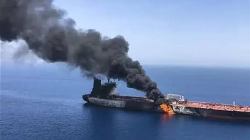 الحرس الثوري الإيراني  يعلن احتراق ناقلتي نفط في مضيق هرمز