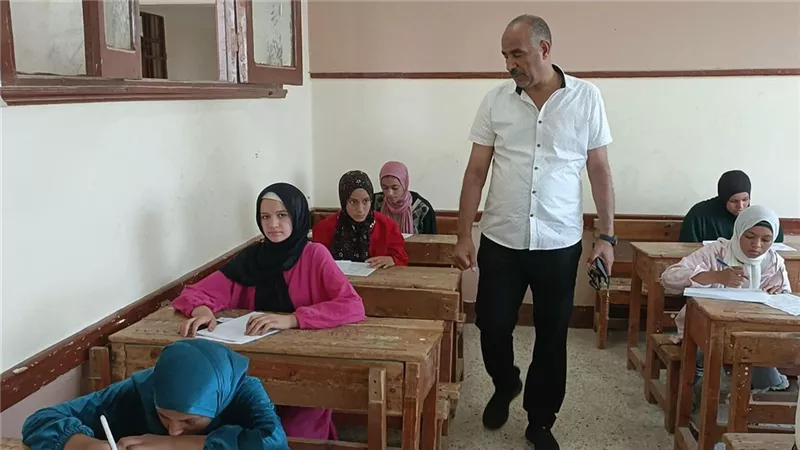 وكيل تعليم بني سويف يتفقد لجان الدور الثاني ويشدد على الانضباط الكامل