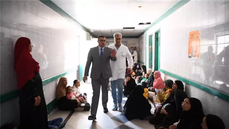 بسبب تدني الأوضاع الصحية.. نقل مدير مستشفى قنا وإحالة مسؤول الدفاتر للتحقيق