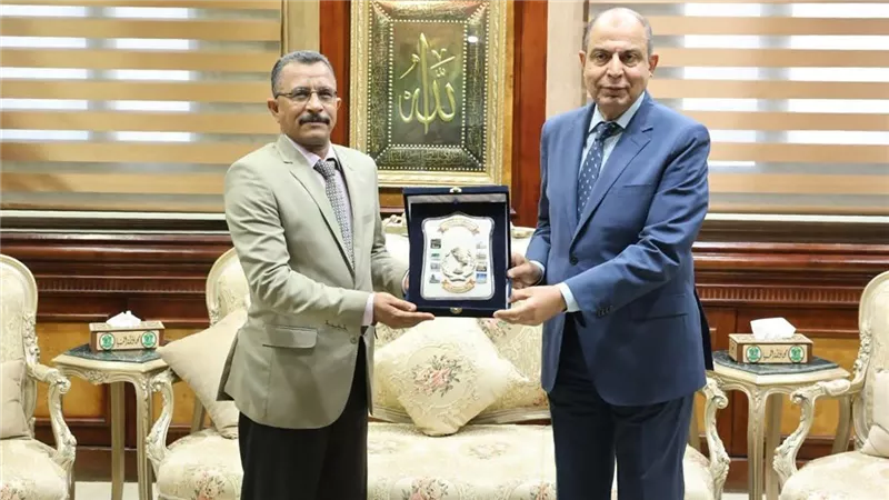 محافظ المنيا يكرم وكيل وزارة التموين لجهوده في ضبط الأسواق