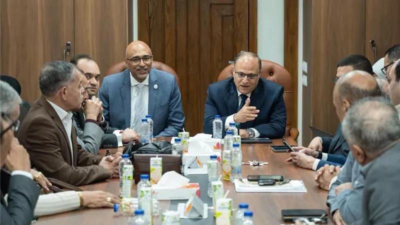 رئيس هيئة الدواء يبحث مع ممثلي نقابات الصيادلة آليات دعم استقرار سوق الدواء 