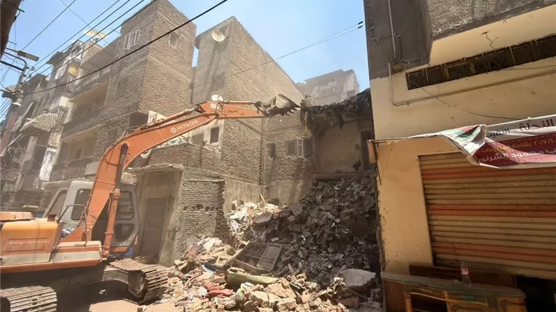  إزالة آثار انهيار جزئي لعقار قديم في غرب المنصورة دون وقوع إصابات