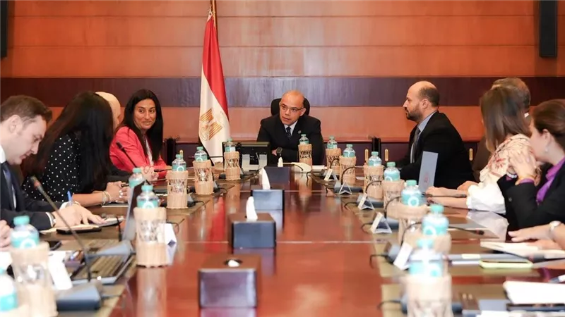 وزير الاستثمار يبحث تدشين مشروع مجمع طبي في مصر