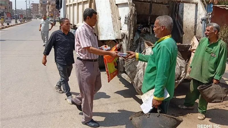 لمواجهة حر الصيف.. المنوفية تساند عمال النظافة بالمياه والعصائر في ميادين المحافظة 