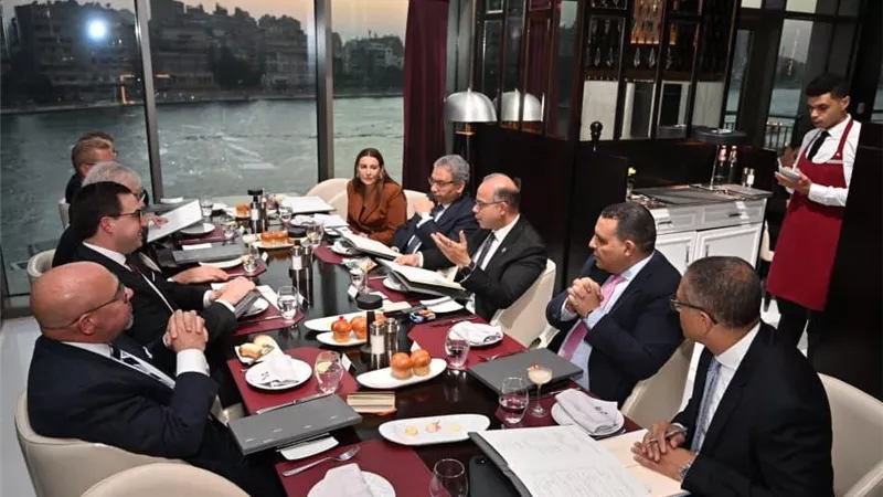 وزير الاستثمار يبحث مع مساعد وزير التجارة الأمريكي تعزيز الشراكة بقطاع الصناعة 