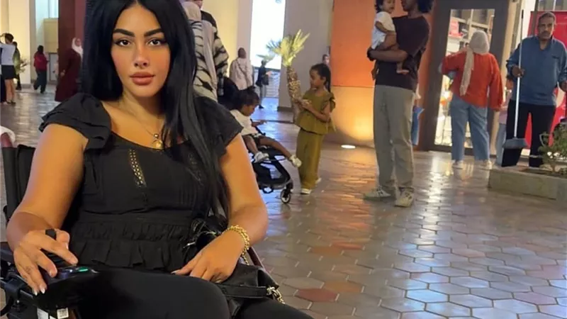 نرمين ماهر تظهر على كرسي متحرك بعد تعرضها لكسر في القدم