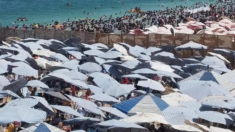 إقبال تاريخي على شواطئ الإسكندرية.. 2.3 مليون زائر خلال يومي الخميس والجمعة