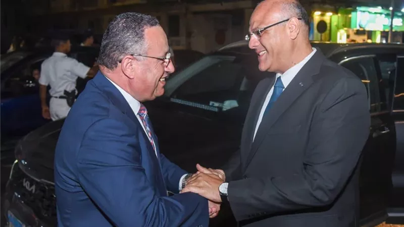 يحيى الفخراني يخطف أنظار الإسكندرية في افتتاح الموسم الصيفي للمسرح بعرض «الملك لير»