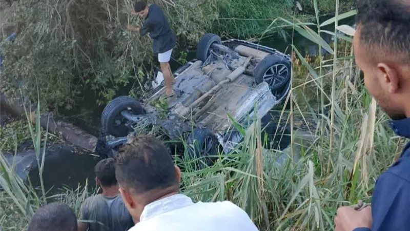 مأساة في الشرقية.. مصرع زوجين وشاب قبل زفافه في انقلاب سيارة داخل مصرف