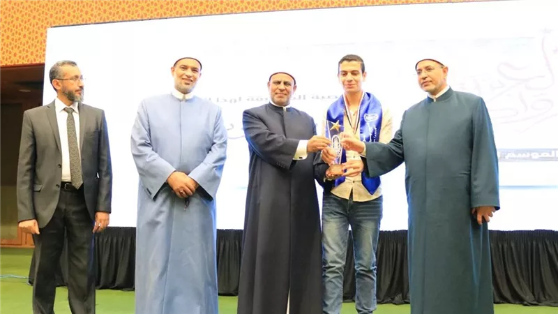 منطقة الدقهلية الأزهرية تهنئ الطالب يوسف الحاصل على المركز الثالث بالثانوية الأزهرية
