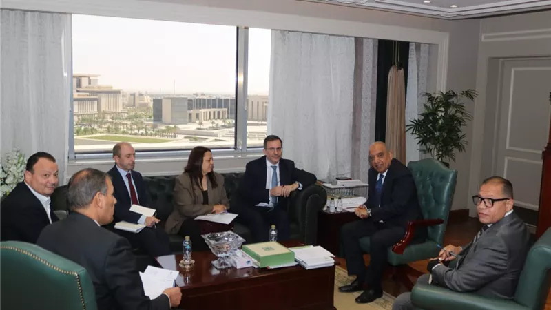 وزير الكهرباء يبحث مع السفير البريطاني تعزيز التعاون في الطاقة المتجددة وجذب استثمارات جديدة
