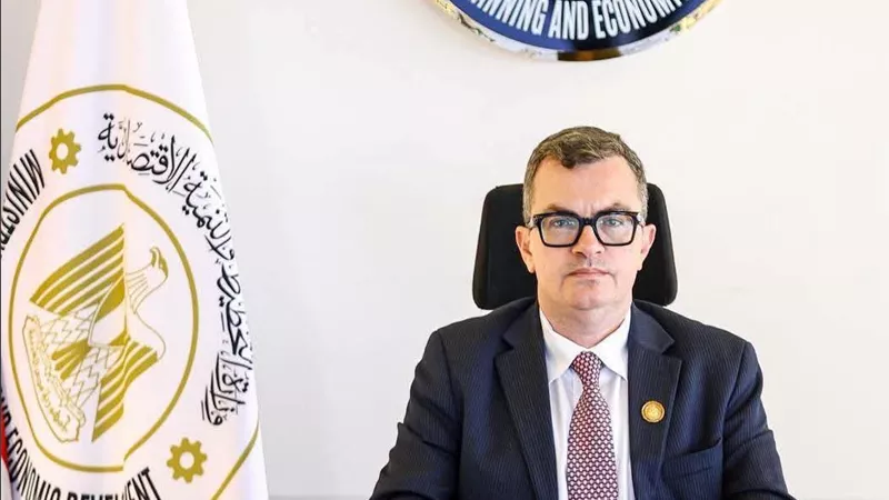 وزير التخطيط: إنهاء التسويات التاريخية يعزز المركز المالي للبنك ويدعم الاقتصاد الوطني