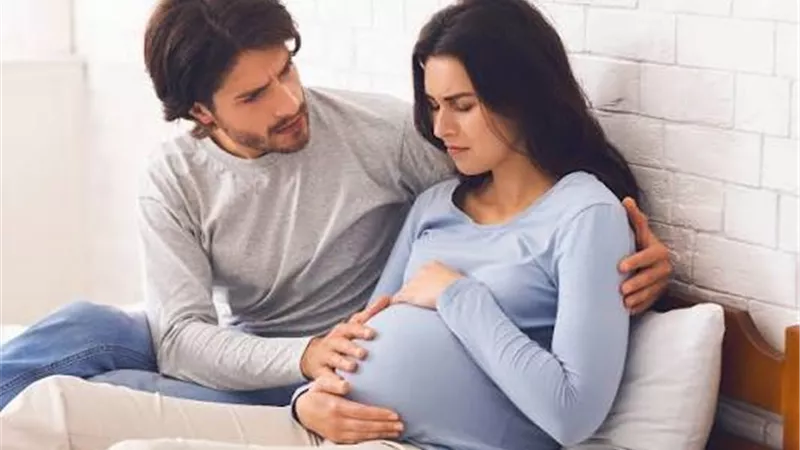 دور الزوج في الحمل.. دعم نفسي وجسدي ينعكس على صحة الأم والجنين