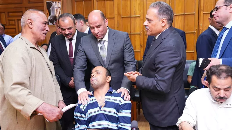 وزير العمل ومحافظ الشرقية يشهدان تسليم 50 عقد عمل لذوي الهمم