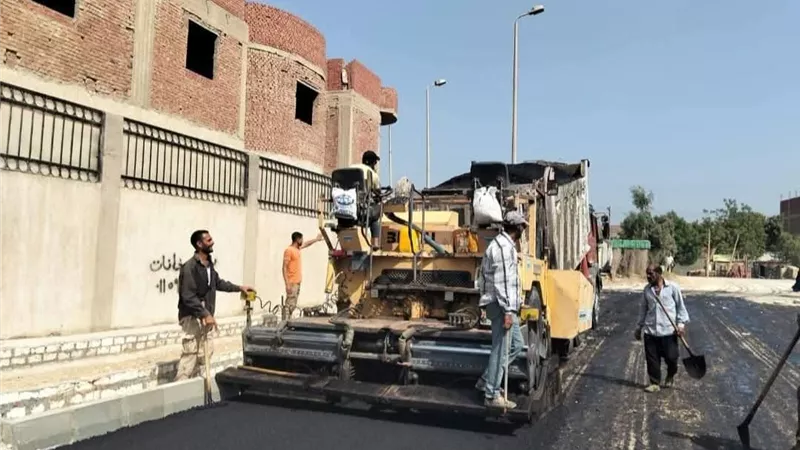 رئيس جهاز بني سويف الجديدة يتابع تطوير الطرق واستكمال مرافق الحي الخامس