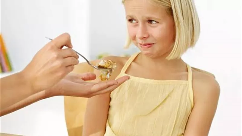 لا تُكره طفلك على الأكل.. عادة خاطئة قد تدمر شهيته وتؤثر على صحته النفسية