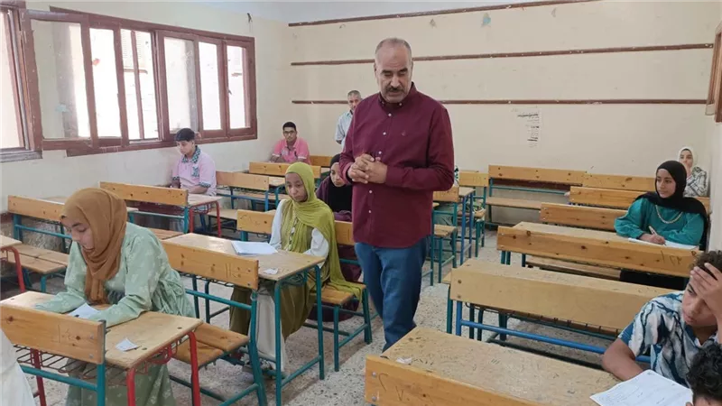 وكيل «تعليم بني سويف» يتابع لجان منقريش ويطمئن على انتظام الامتحانات