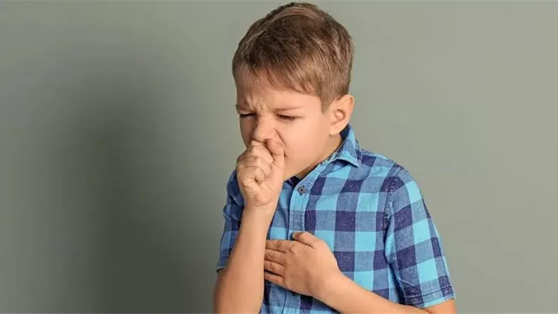 السبب الحقيقي وراء كحة الأطفال.. وهل اللبن الساقع بريء؟