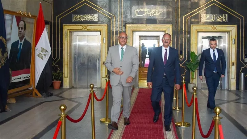 محافظ الإسكندرية يهنئ مدير الأمن الجديد بتوليه مهام منصبه