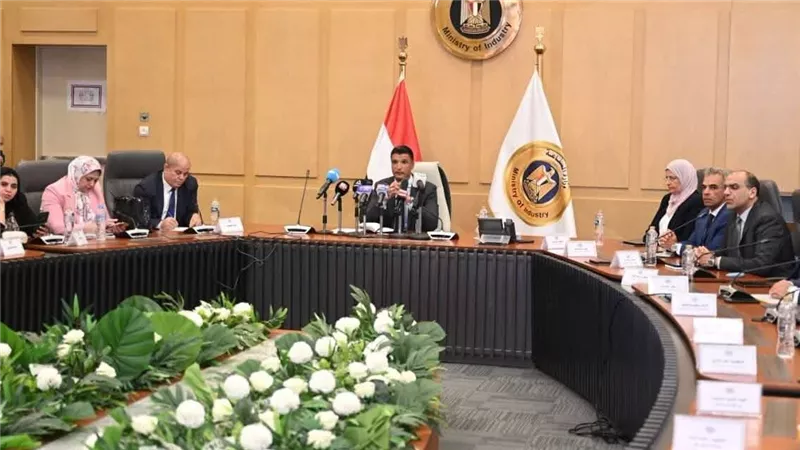 وزير الصناعة يعلن إتاحة نظام الإيجار المنتهي بالتملك للأراضي الصناعية 