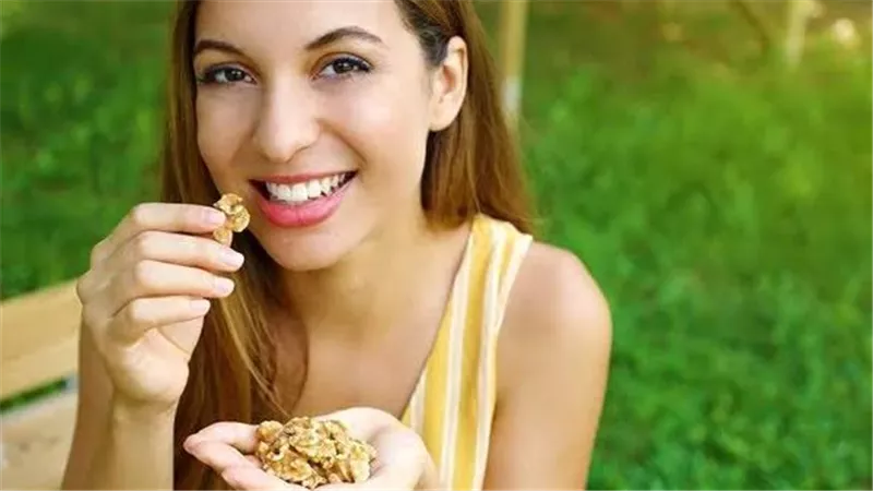 كنز من الفوائد الصحية.. لماذا يجب عليك بدء يومك بتناول المكسرات صباحًا؟