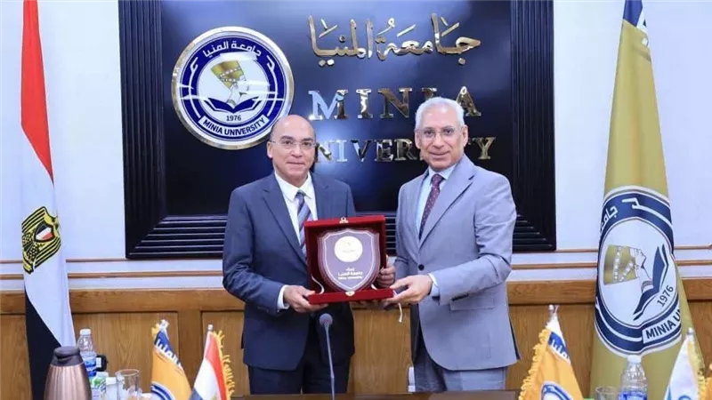 مكافأة مالية للعاملين وتكريم خاص لعمداء الطب والحقوق في مجلس جامعة المنيا