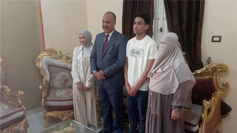 وكيل تعليم بني سويف يفاجئ الرابع جمهوريًا بزيارة منزلية وسط فرحة أسرته