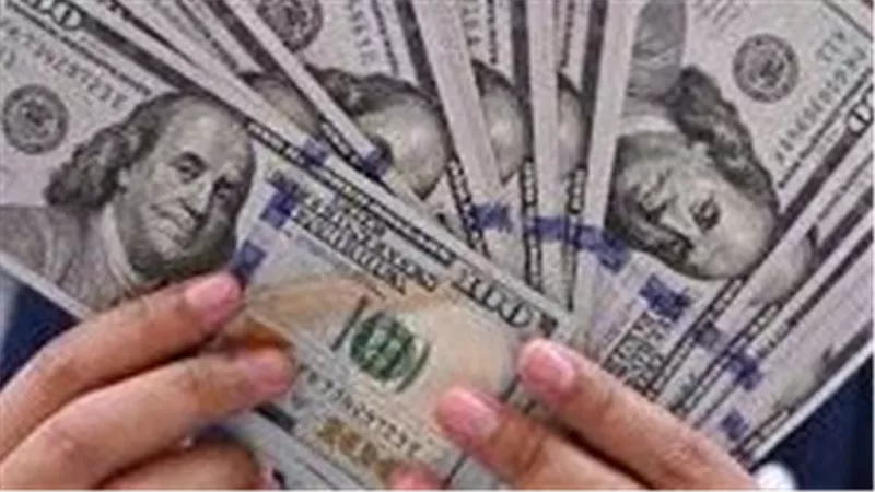 سعر الدولار في ختام تعاملات الخميس.. الأخضر يتمسك بالقمة