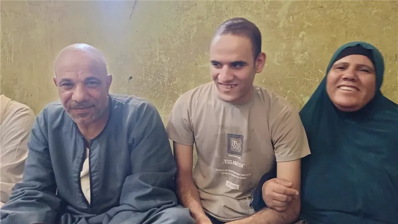محافظ الفيوم يهنئ الطالب أحمد مجدي الأول على الجمهورية في الثانوية العامة للمكفوفين