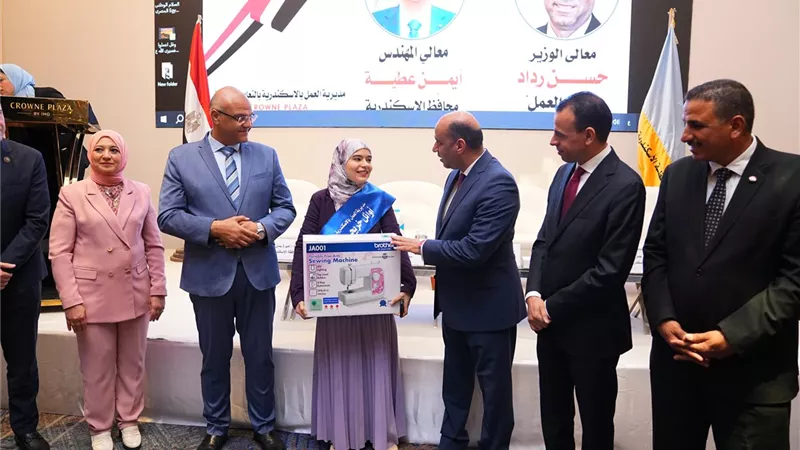 وزير العمل ومحافظ الإسكندرية يسلمان عقود تشغيل للشباب وذوي الهمم