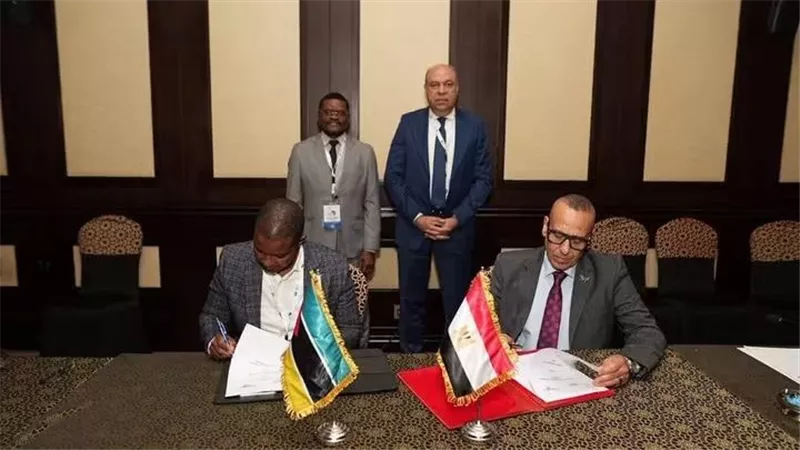 وزير الطيران المدني يشهد توقيع مذكرة تفاهم لتعزيز التعاون بين مصر وموزمبيق