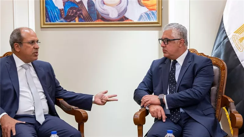 رئيس اقتصادية قناة السويس يبحث مع مسؤولي الجامعة البريطانية سبل التعاون المشترك