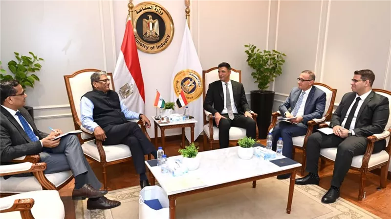 وزير الصناعة يبحث مع سفير الهند بالقاهرة تعزيز التعاون الصناعي بين البلدين