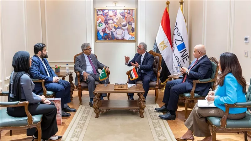 بالصور.. رئيس اقتصادية قناة السويس يلتقي السفير الباكستاني بالقاهرة لبحث سبل التعاون