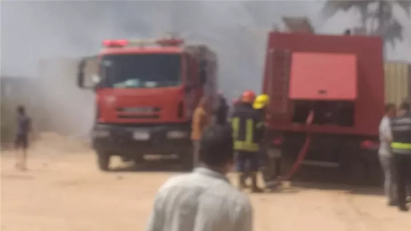 السيطرة على حريق كسارة وشونة لتخزين البلاستيك بمدينة العاشر من رمضان