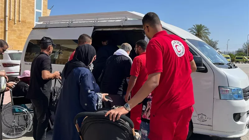 الهلال الأحمر المصري يواصل استقبال الجرحى الفلسطينيين عبر معبر رفح