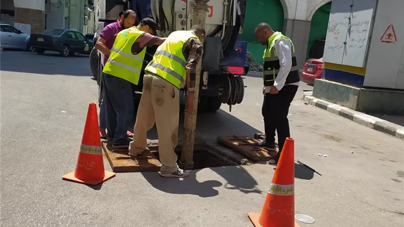 مياه القناة تواصل خطة التطهير الوقائي لشبكات الصرف الصحي بحي الشرق في بورسعيد