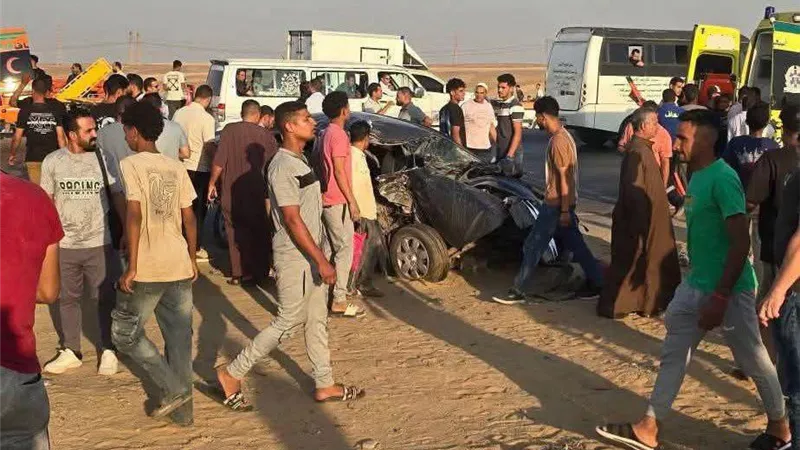 وفاة عامل متأثرًا بإصابته وإصابة 16 آخرين في تصادم مروع بين سيارتين بالفيوم