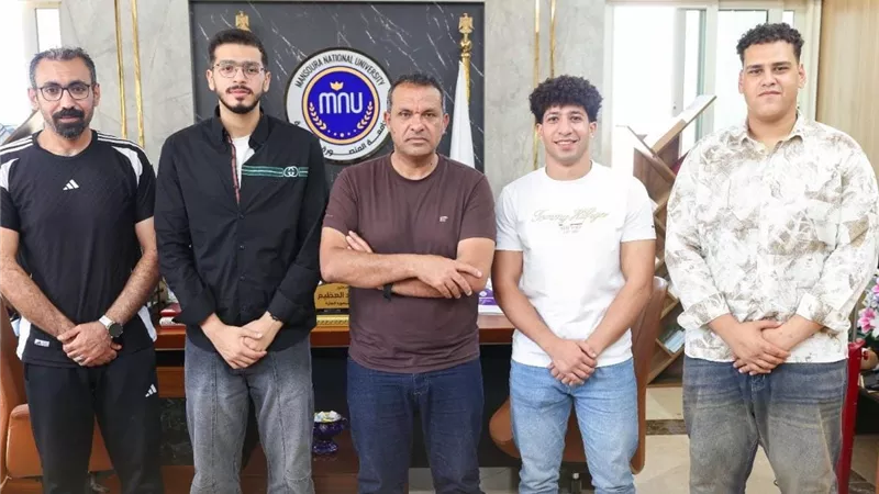 تقديرًا لإنجازهم العالمي.. رئيس جامعة المنصورة الأهلية يمنح أبطال الكيك بوكسينج منحًا دراسية