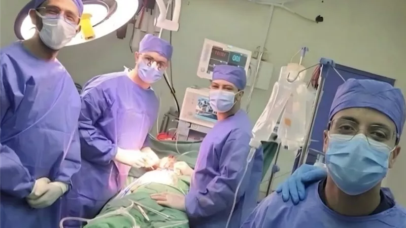 سباق مع الزمن.. أطباء جامعة المنصورة ينجحون في إنقاذ مصاب بإصابة نافذة بالقلب