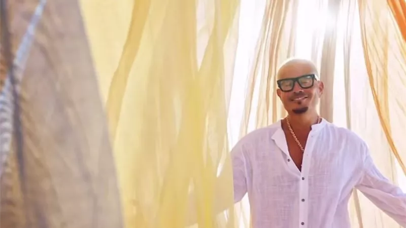 بنات الريف و أجواء الصيف.. عمرو دياب يطرح فيديو كليب لولا البنات