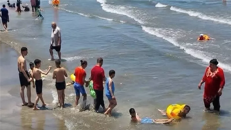 تجاهل التحذيرات.. غرق شاب في مصيف جمصة بعد مخالفة التعليمات 