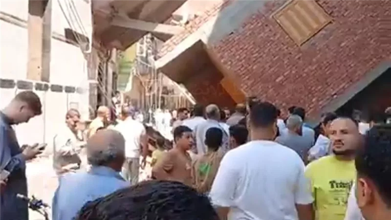 انهيار عقار بالطوب اللبن في برهمتوش بالسنبلاوين.. إنقاذ الأم ونقل شاب للمستشفى والبحث عن طفل