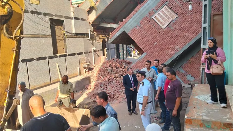 بعد انهيار العقار الحديث بميت غمر.. بدء أعمال الإزالة وتشكيل لجنة هندسية لكشف أسباب الواقعة