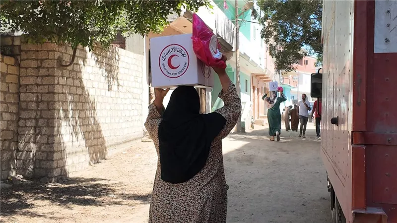 الكشف والعلاج مجانًا وتوزيع مساعدات.. الهلال الأحمر يواصل جهوده الإنسانية في الشرقية