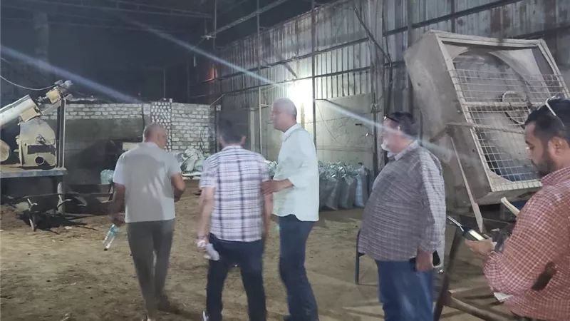 التنمية المحلية والبيئة تضبط مخالفات داخل منشأة صناعية ببني سويف