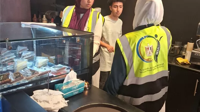 محافظ الإسماعيلية يتابع حملات سلامة الغذاء.. غلق مجزر بأبوصوير وإعدام 85 كجم أغذية فاسدة